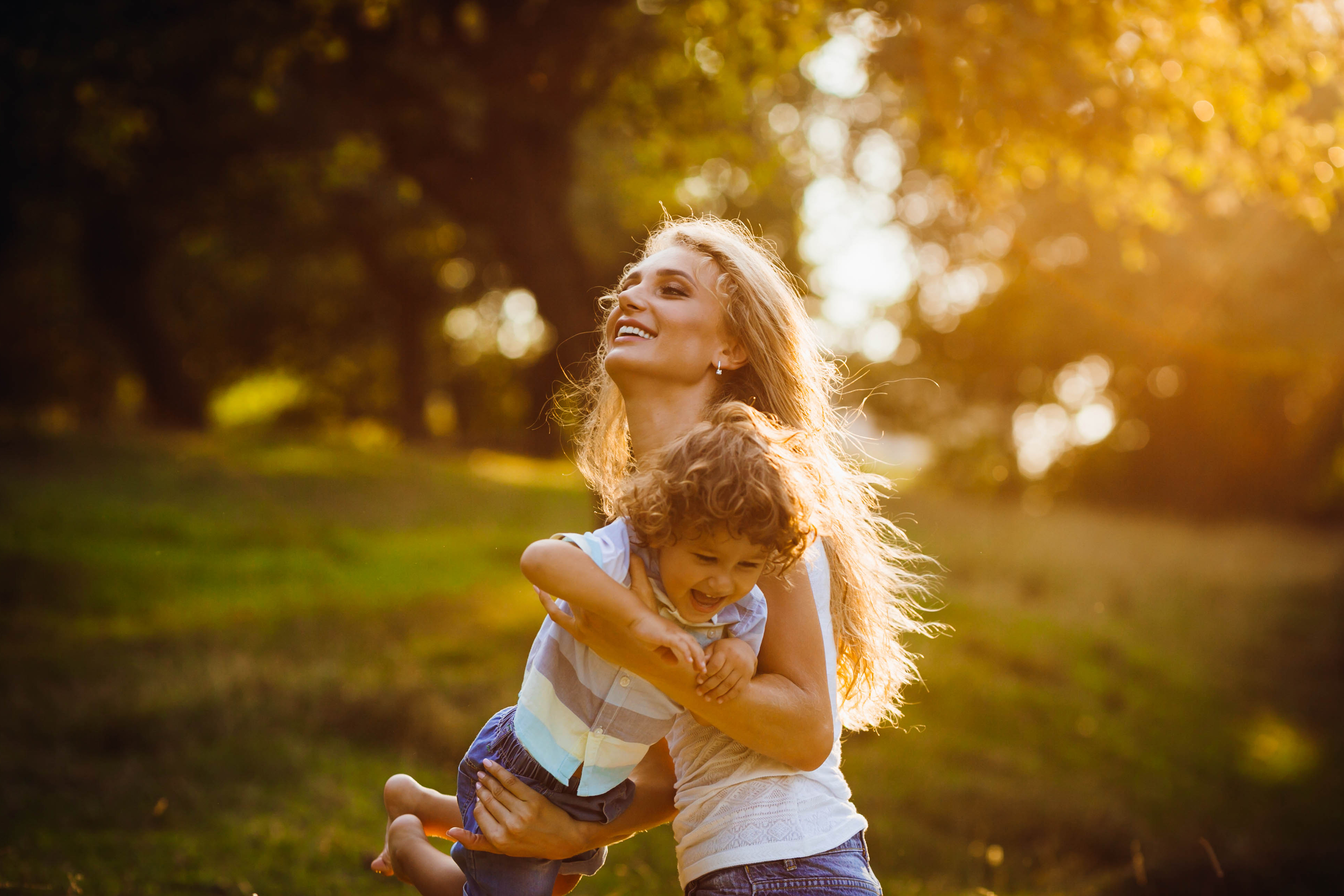 beautiful young mother with her son having fun in a park DEEP Desbloqueo Energético Profundo en Micentro Las Rozas
